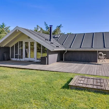 Three-bedroom Holiday In * Hals